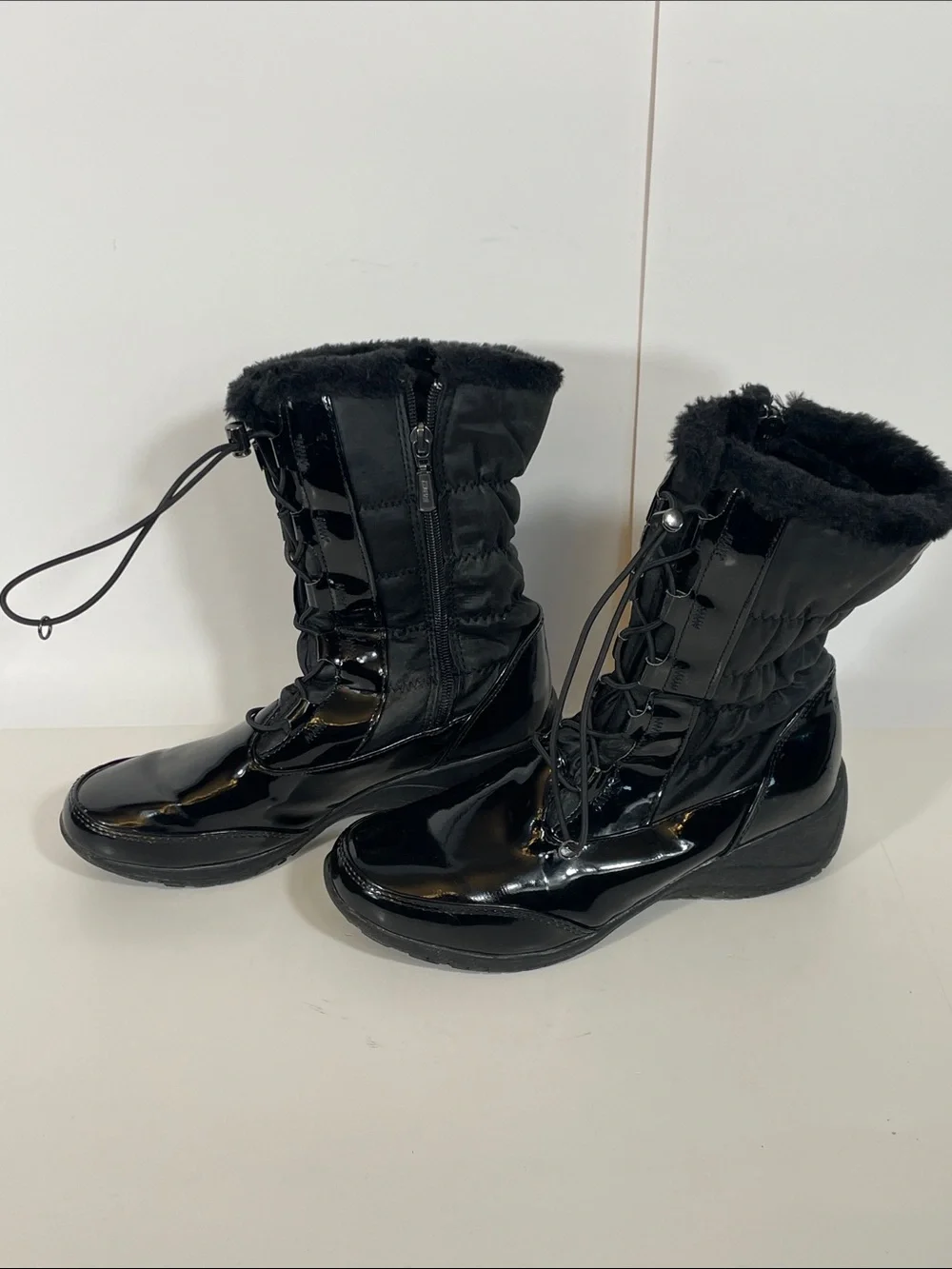 Khombu Black Faux Fur Lined Winter Boots Patent Toe Lace Up Women's Size 8 M